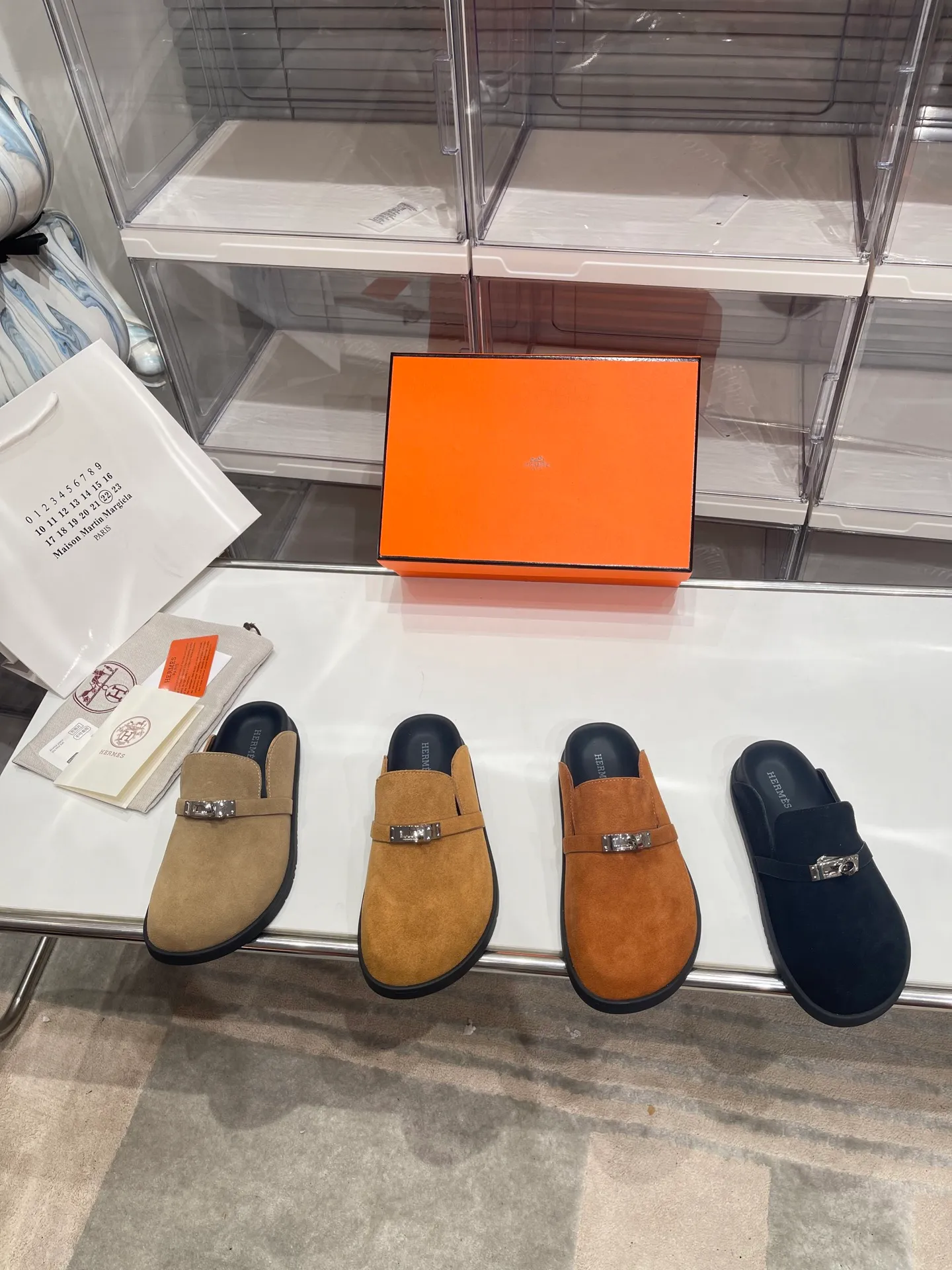 [H Family Hermès] P: 540💰 Size: Male 39-44 (45 46 customized) Female 35-40 (41 42 customized) HERMES Hermès latest kelly buckle couple style Birkenstock slippers, classic family language design! It looks good no matter how you match it! Casual and high-end feeling, the comfort is also great, paired with a variety of colorful socks, it gives a trendy and high-end feel ●Upper: imported cow suede ●Inner: imported sheepskin ●Foot pads: imported mixed sheepskin ●Outsole: Tpu non-slip and wear-resistant outsole
